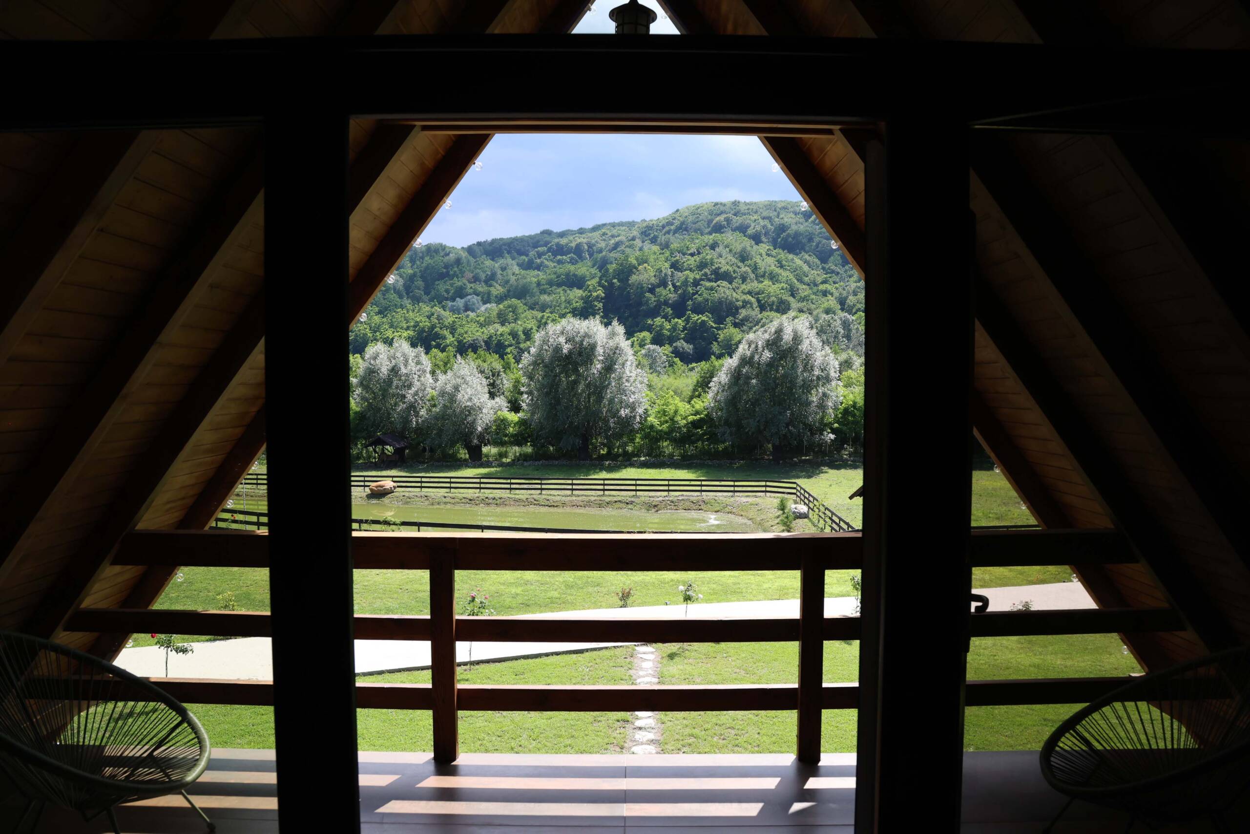 Complexul de cazare Calthera din Prahova cu semn și cabane A-frame