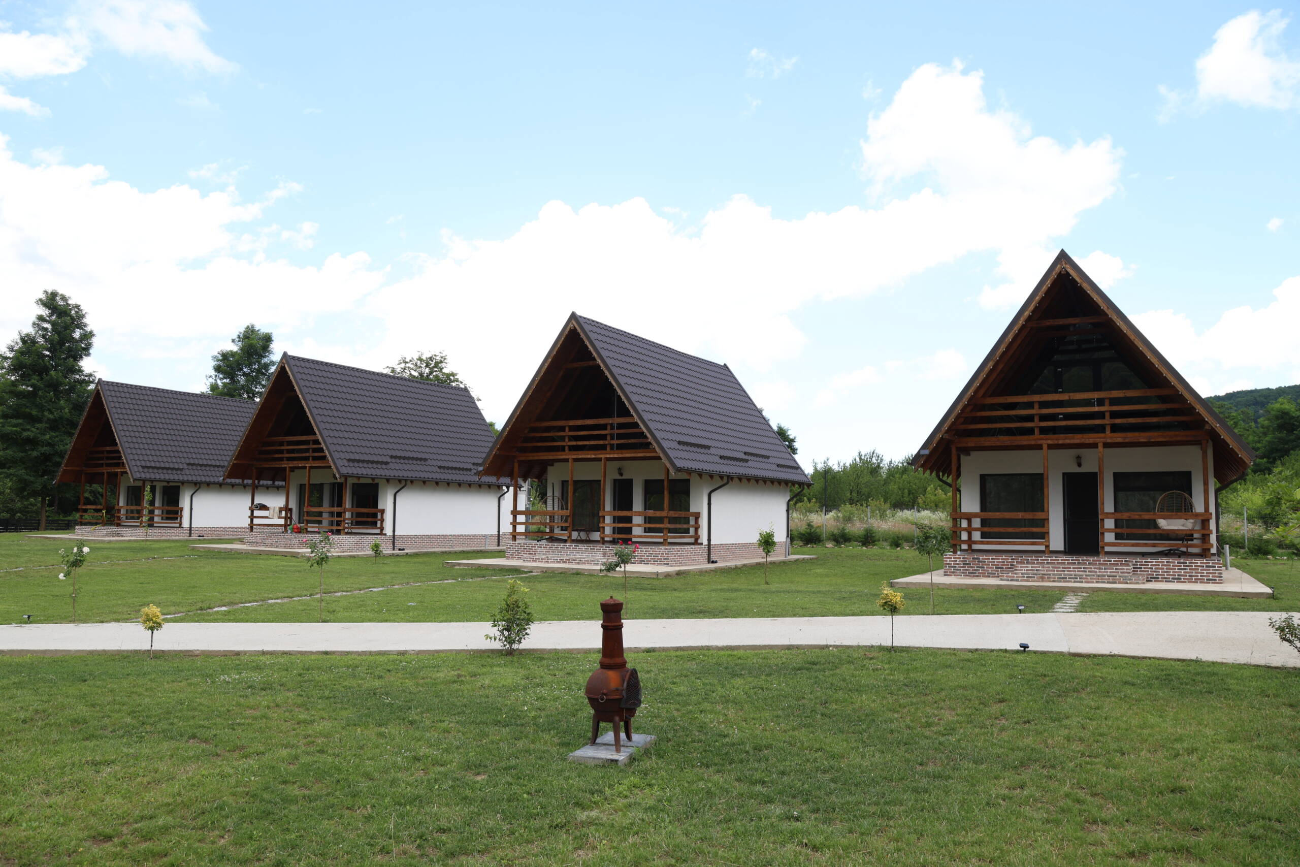 Căsuțele Calthera în mijlocul naturii